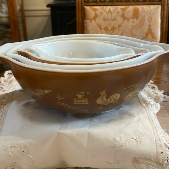 1960’s Heritage Early American Nesting Mixing Bowls set of 4